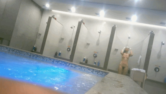 【gif】澡堂子内部偷拍几位落单少妇一个人洗澡-11