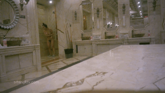 【gif】澡堂子内部偷拍几位落单少妇一个人洗澡-1